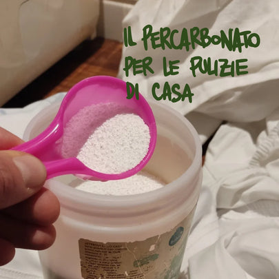 Percarbonato di sodio sbiancante e igienizzante: come usarlo per le pulizie e nel bucato.