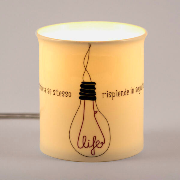 Lampada letteraria - Solo la luce che uno accende a se stesso risplende in seguito anche per gli altri. Arthur Schopenhauer