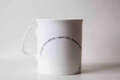 Tazza letteraria - Qualunque cosa tu voglia fare, o sognare di fare, incominciala. Incominciala adesso. L’audacia ha in sé genio, potere e magia. Johann Wolfgang von Goethe