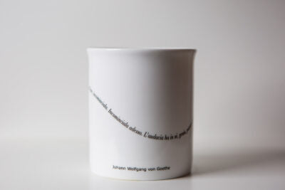 Tazza letteraria - Qualunque cosa tu voglia fare, o sognare di fare, incominciala. Incominciala adesso. L’audacia ha in sé genio, potere e magia. Johann Wolfgang von Goethe